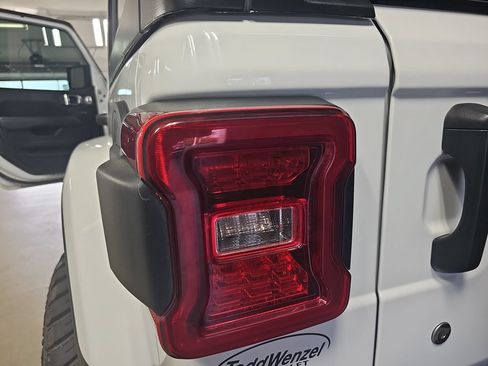 Used 2020 Jeep Wrangler Unlimited Sahara w/ Dual Top Group AWD/4WD image 38