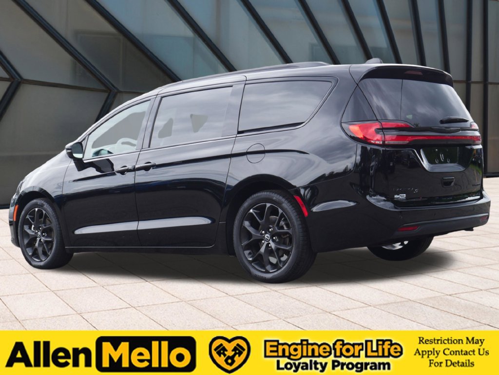 Used 2025 Chrysler Pacifica Limited FWD image 4