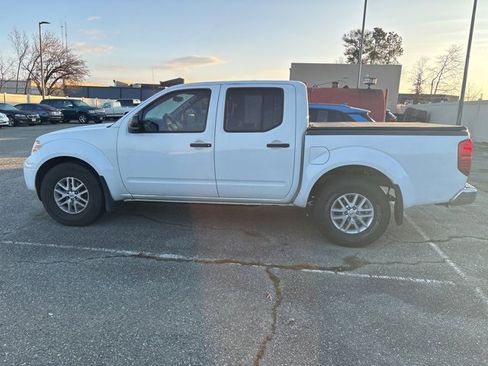 Used 2018 Nissan Frontier SV image 1