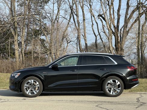 Used 2023 Audi e-tron Premium Plus w/ Premium Plus Package image 2