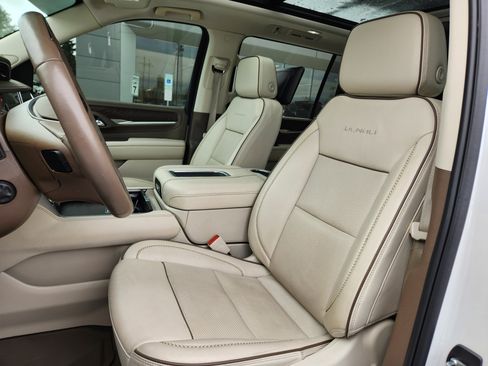 Used 2023 GMC Yukon XL Denali w/ Denali Reserve Package image 10