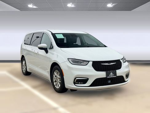 Used 2023 Chrysler Pacifica Touring-L image 7