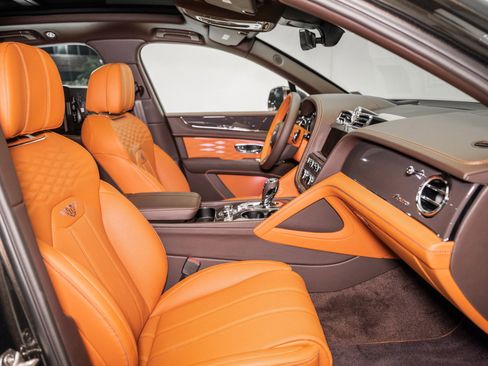 Used 2025 Bentley Bentayga image 2
