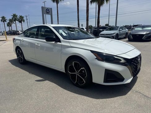 Used 2024 Nissan Altima 2.5 SR FWD image 3