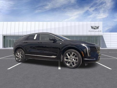 Used 2025 Cadillac Optiq Luxury 2 w/ LPO, Floor Liner Package AWD/4WD image 6