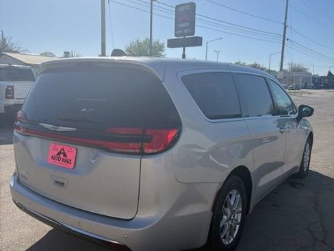 Used 2024 Chrysler Pacifica Touring-L FWD image 7