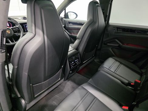 Used 2025 Porsche Cayenne GTS AWD/4WD image 12