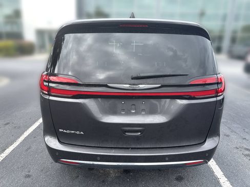 Used 2023 Chrysler Pacifica Touring-L FWD image 5