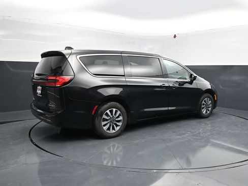 Used 2024 Chrysler Pacifica Select image 9