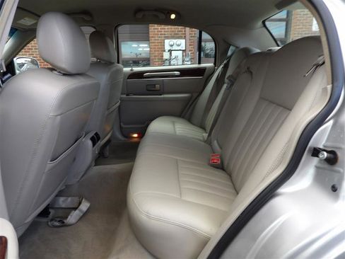 Used 2007 Lincoln Town Car Signature image 12