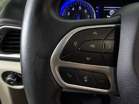 Used 2018 Chrysler Pacifica Touring-L w/ Premium Audio Group FWD image 18