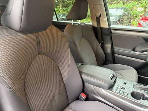 Used 2025 Toyota Highlander LE FWD image 33