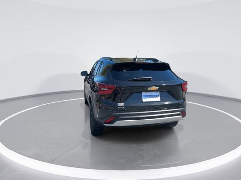 Used 2025 Chevrolet Trax LT w/ LT Convenience Package image 8