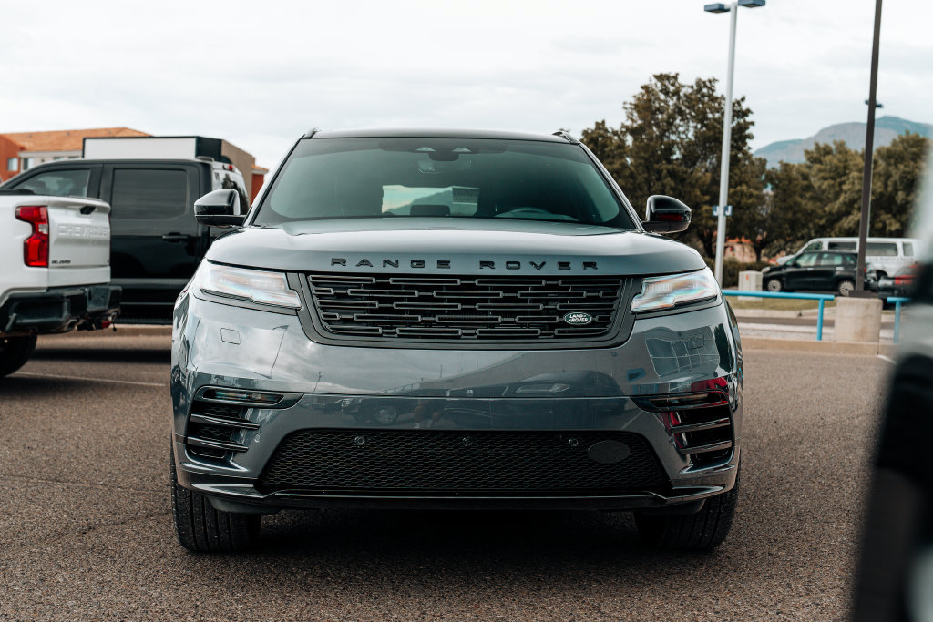 Used 2025 Land Rover Range Rover Velar Dynamic SE AWD/4WD image 2