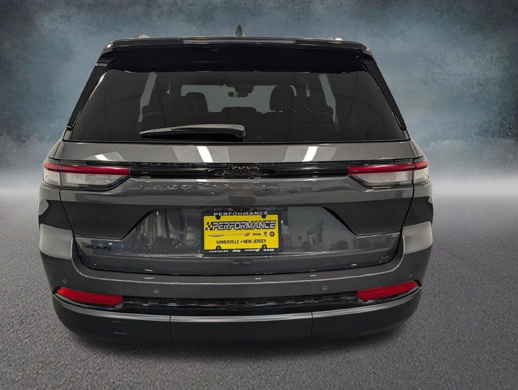 Used 2025 Jeep Grand Cherokee Altitude AWD/4WD image 5