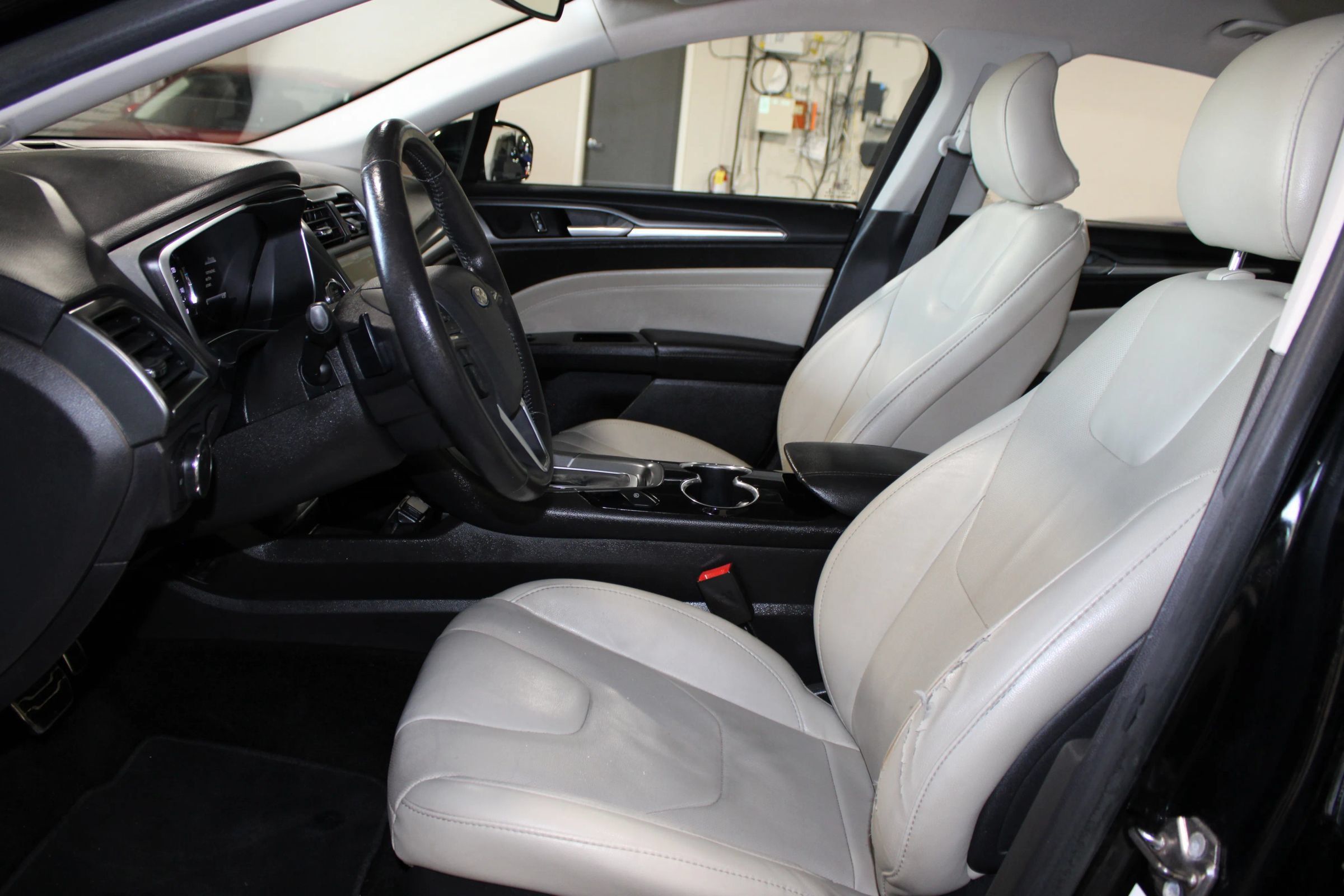 Used 2016 Ford Fusion Titanium AWD/4WD image 22