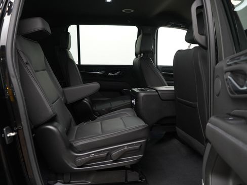 Used 2022 GMC Yukon XL Denali image 11