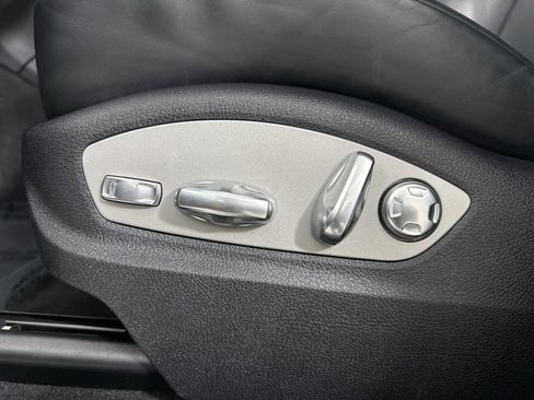 Certified 2025 Porsche Macan image 40