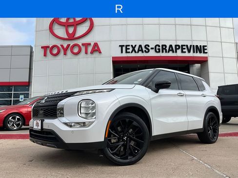 Used 2022 Mitsubishi Outlander SE image 2