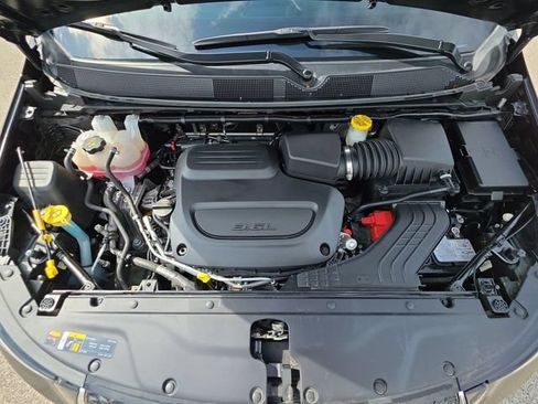Used 2024 Chrysler Pacifica Touring-L AWD/4WD image 33