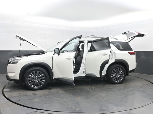 Certified 2024 Nissan Pathfinder SL w/ SL Premium Package image 37