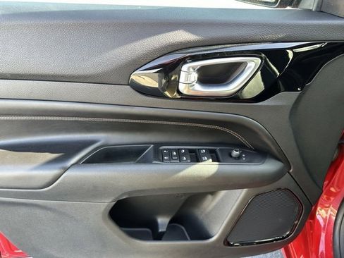 Used 2022 Jeep Compass Limited image 3