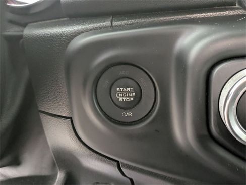Used 2020 Jeep Wrangler Unlimited Sahara image 17