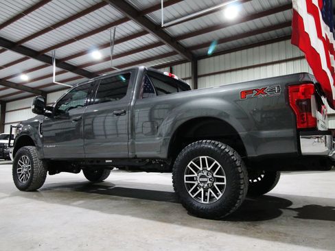 Used 2017 Ford F250 Lariat w/ Lariat Value Package AWD/4WD image 8