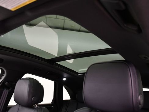 Certified 2026 Porsche Macan AWD/4WD image 19