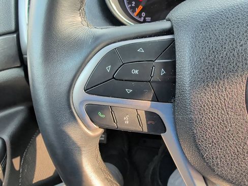 Used 2018 Jeep Grand Cherokee Laredo RWD image 5