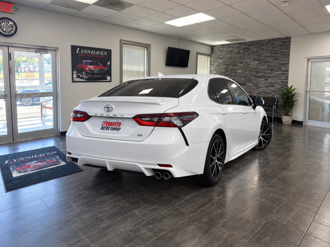 Used 2021 Toyota Camry SE FWD image 4