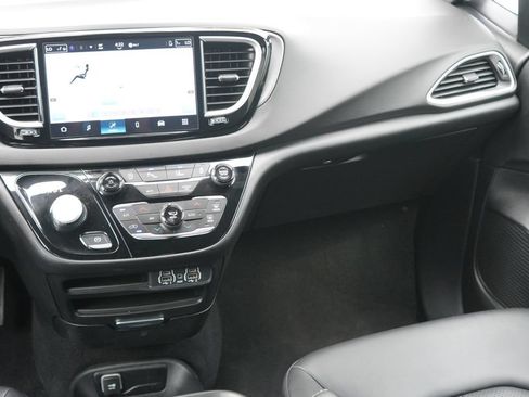 Used 2025 Chrysler Pacifica Select FWD image 22