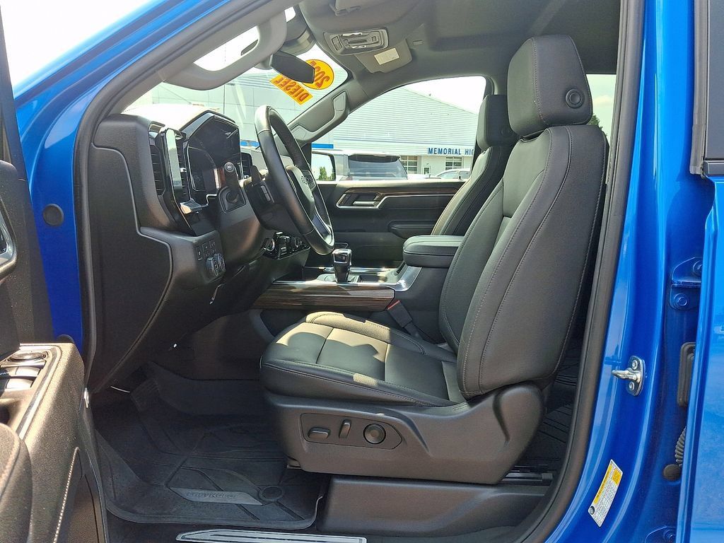 Used 2025 Chevrolet Silverado 1500 RST w/ Convenience Package II AWD/4WD image 15