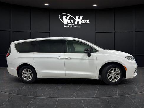 Used 2024 Chrysler Pacifica Touring-L FWD image 7
