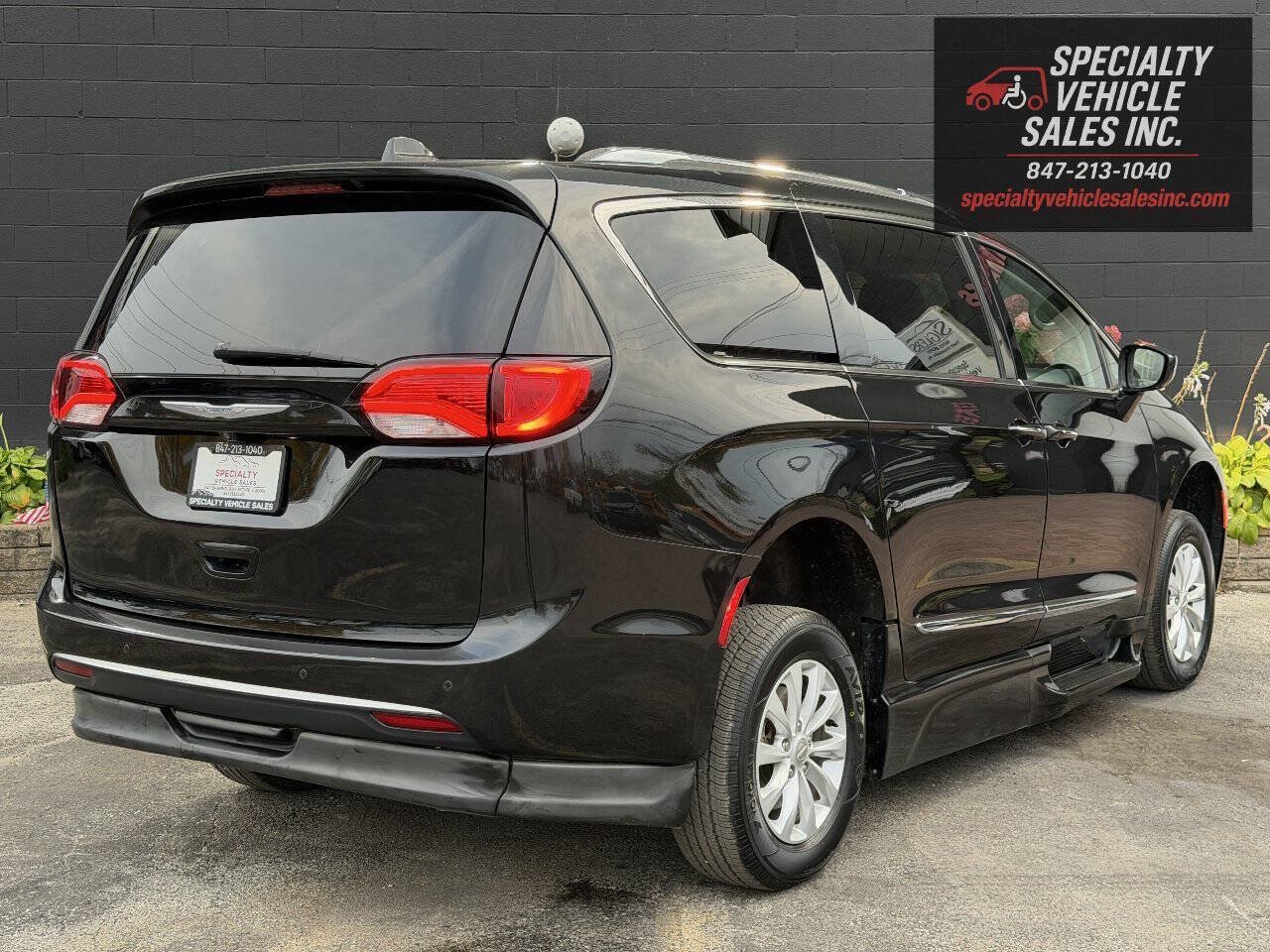 Used 2018 Chrysler Pacifica Touring-L FWD image 8