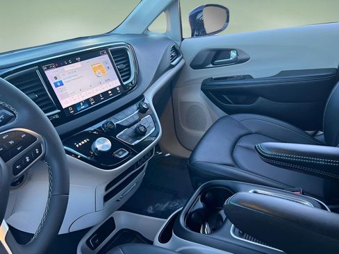Used 2024 Chrysler Pacifica Touring-L image 13