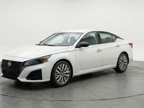 Used 2025 Nissan Altima 2.5 SV image 3