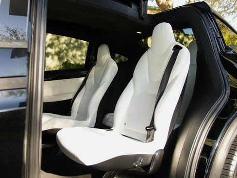 Used 2018 Tesla Model X 75D image 35