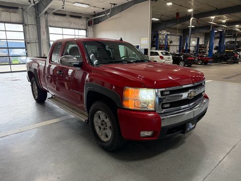 Used 2007 Chevrolet Silverado 1500 LT w/ 1LT Convenience Package AWD/4WD image 4