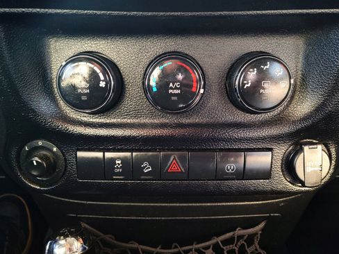 Used 2014 Jeep Wrangler Unlimited Sahara w/ Connectivity Group image 12