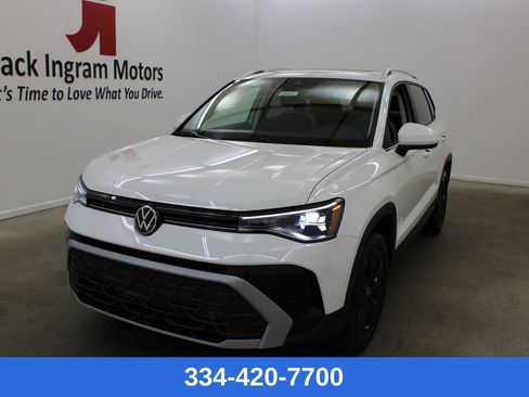 New 2026 Volkswagen Taos SE image 1