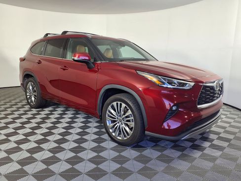Used 2021 Toyota Highlander Platinum FWD image 3