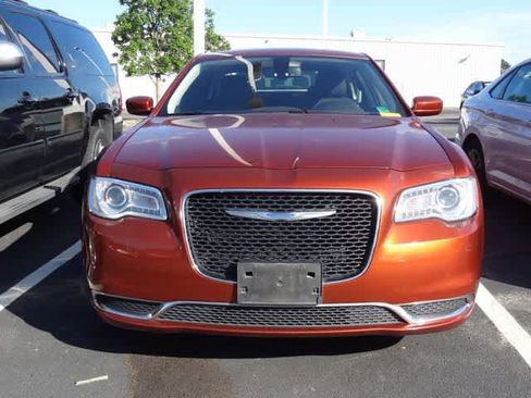 Used 2021 Chrysler 300 Touring RWD image 2