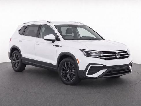Used 2024 Volkswagen Tiguan SE AWD/4WD image 2