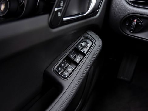 Used 2025 Porsche Macan image 21