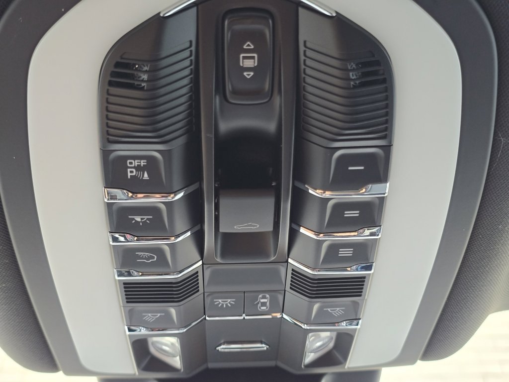 Certified 2024 Porsche Macan AWD/4WD image 29
