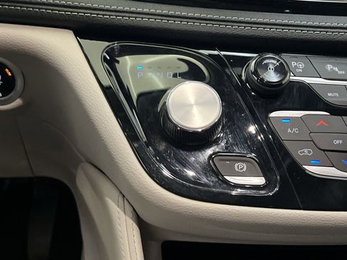 Used 2023 Chrysler Pacifica Limited FWD image 20