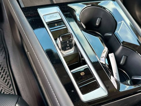 Used 2024 Volkswagen Atlas SEL Premium R-Line image 17