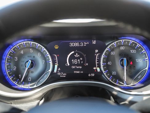Used 2022 Chrysler Pacifica Touring-L FWD image 23