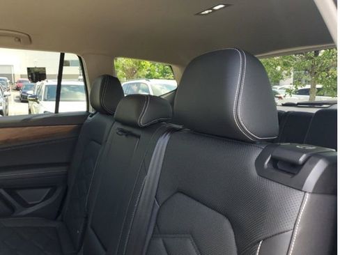 Certified 2025 Volkswagen Atlas SE FWD image 9